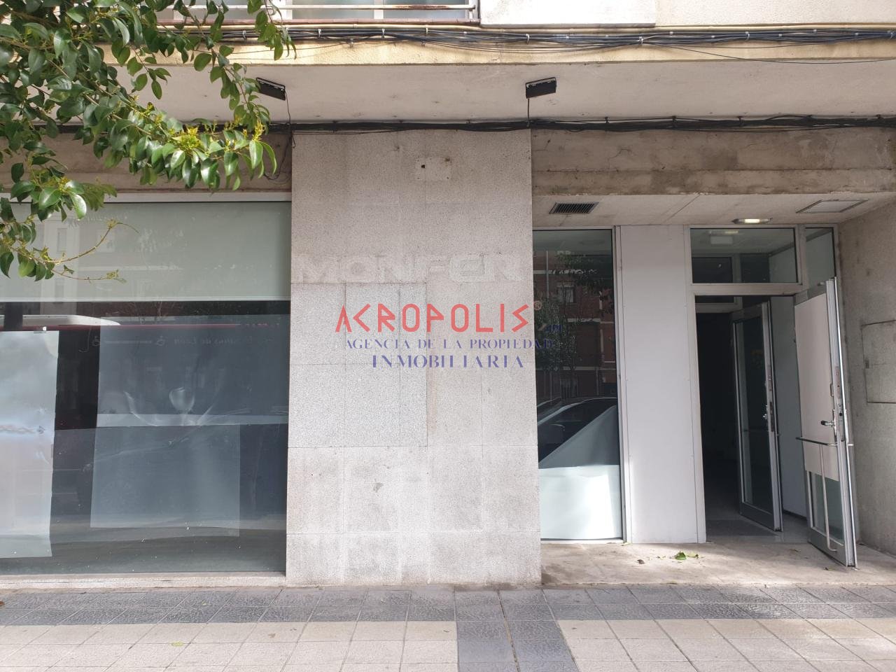 VENTA DE LOCAL EN FERNANDEZ LADREDA, LEON