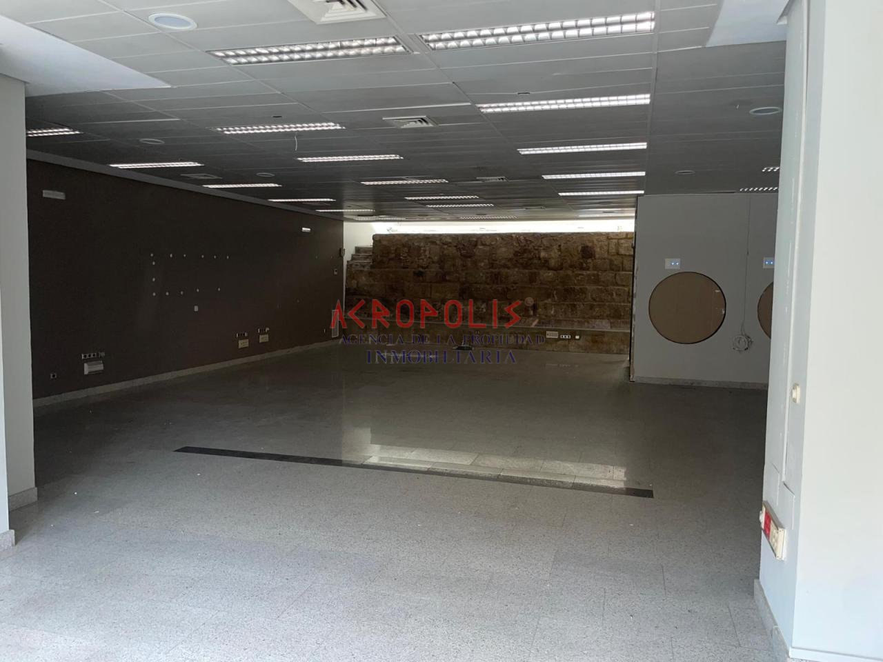 Local en Avenida Alfonso Ix, 9 (Los Almendros)