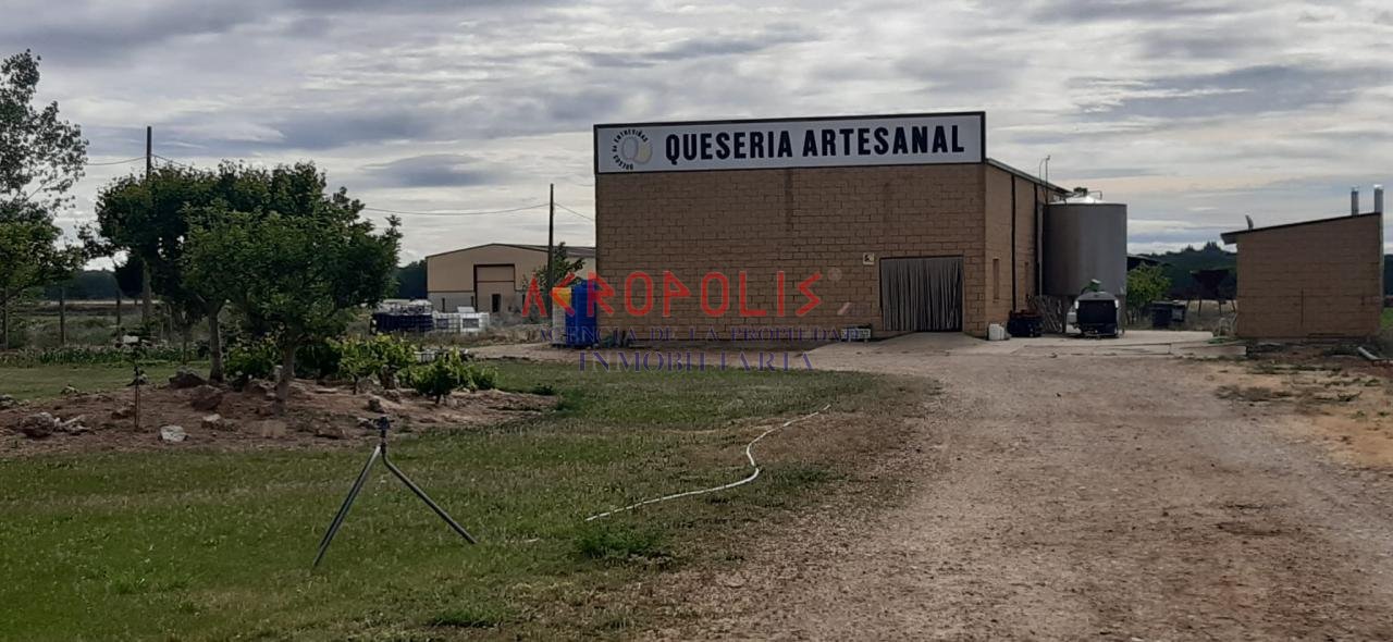 VENTA DE QUESERIA Y VARIOS TERRENOS EN SAN CRISTOBAL DE ENTREVIÑAS