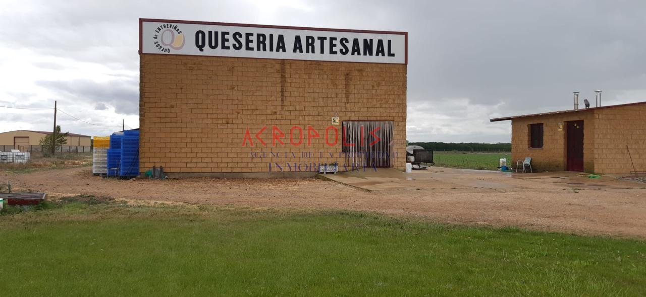 VENTA DE QUESERIA Y VARIOS TERRENOS EN SAN CRISTOBAL DE ENTREVIÑAS